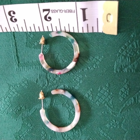 🔴3/$25 COLORFUL LIGHTWEIGHT HOOP EARRINGS NEW - Picture 3 of 3